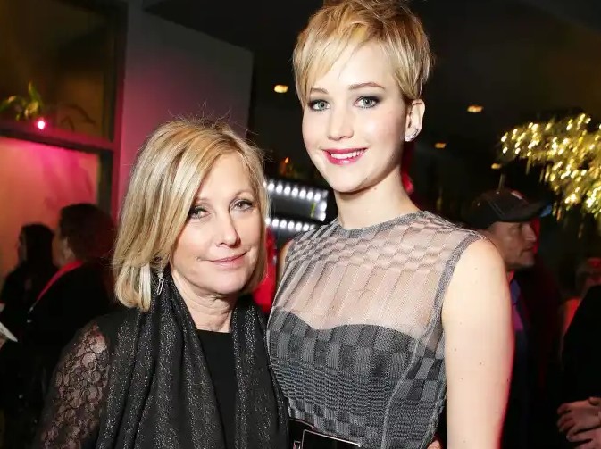 Jennifer Lawrence with her mother