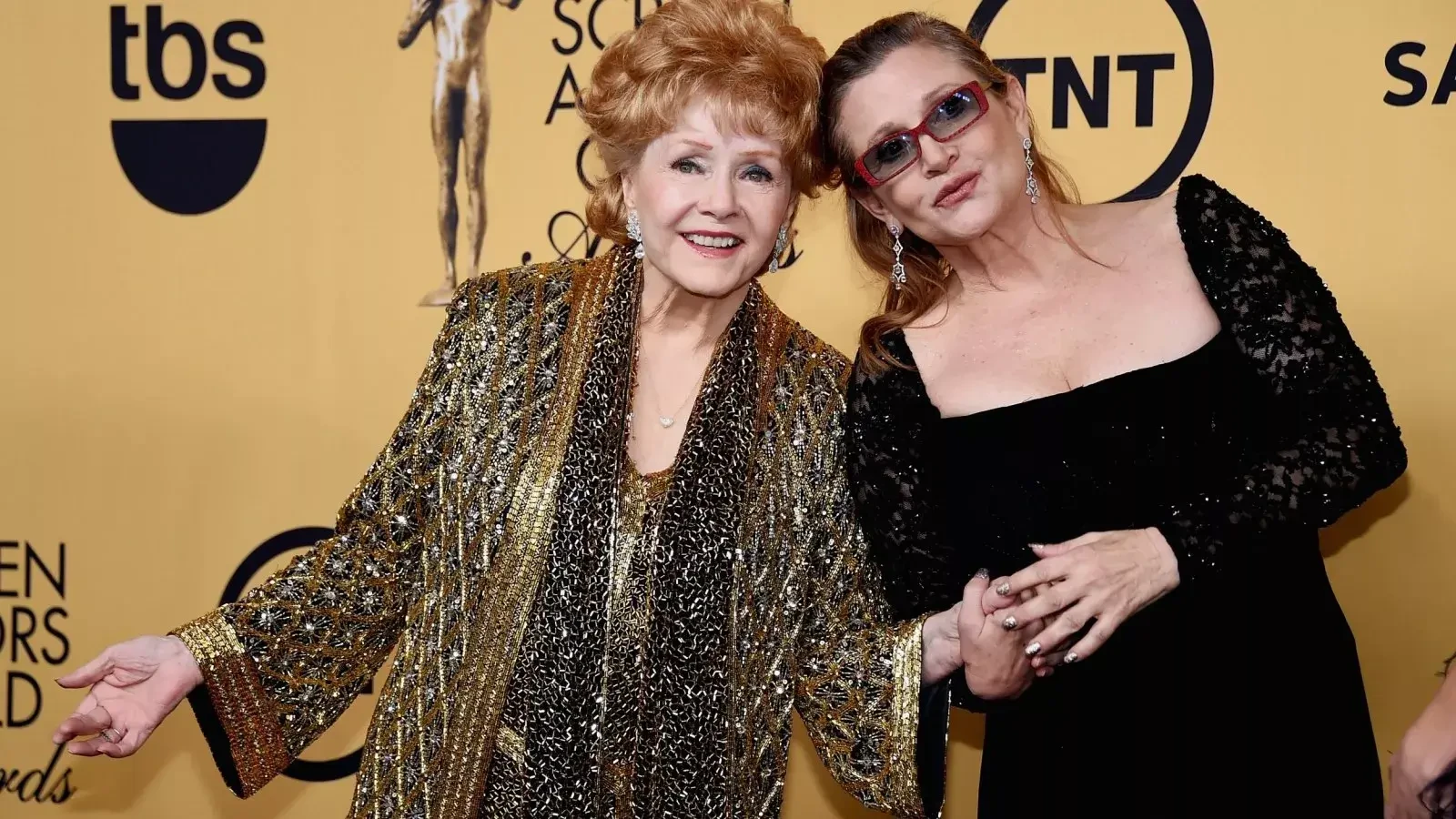 Fisher with her mother Debbie Reynolds (L)