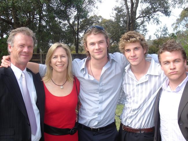 Chris Hemsworth with his parents and brothers
