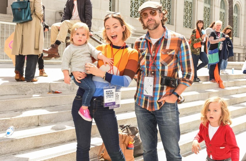 Olivia Wilde and Jason Sudeikis with their kids