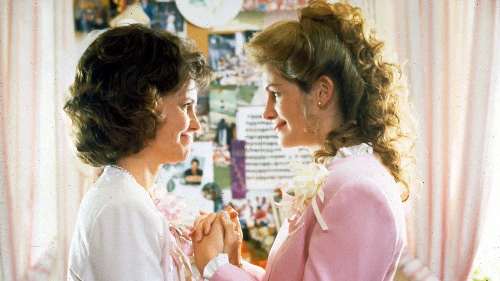 Julia Roberts and Sally Field in Steel Magnolias