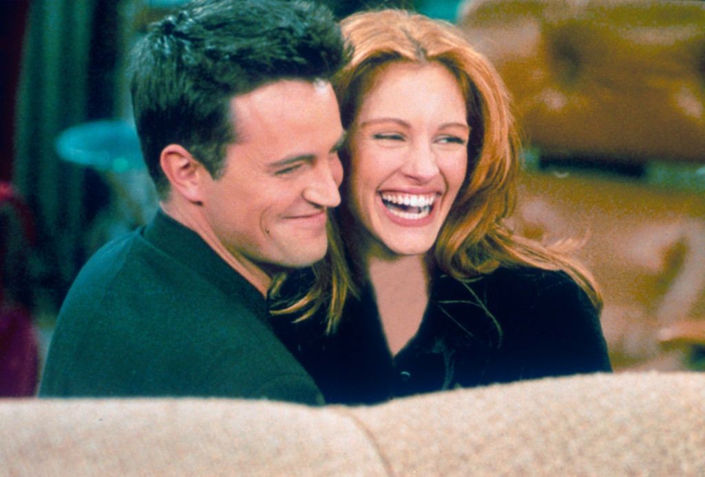 Matthew Perry and Julia Roberts during an episode of Friends 