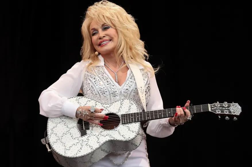 Dolly Parton performing Jolene at Glastonbury Festival