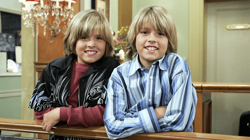 Cole and Dylan Sprouse smiling in The Suite Life of Zack & Cody