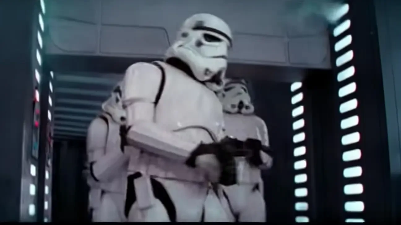 Stormtrooper bangs head in Star Wars: Episode IV