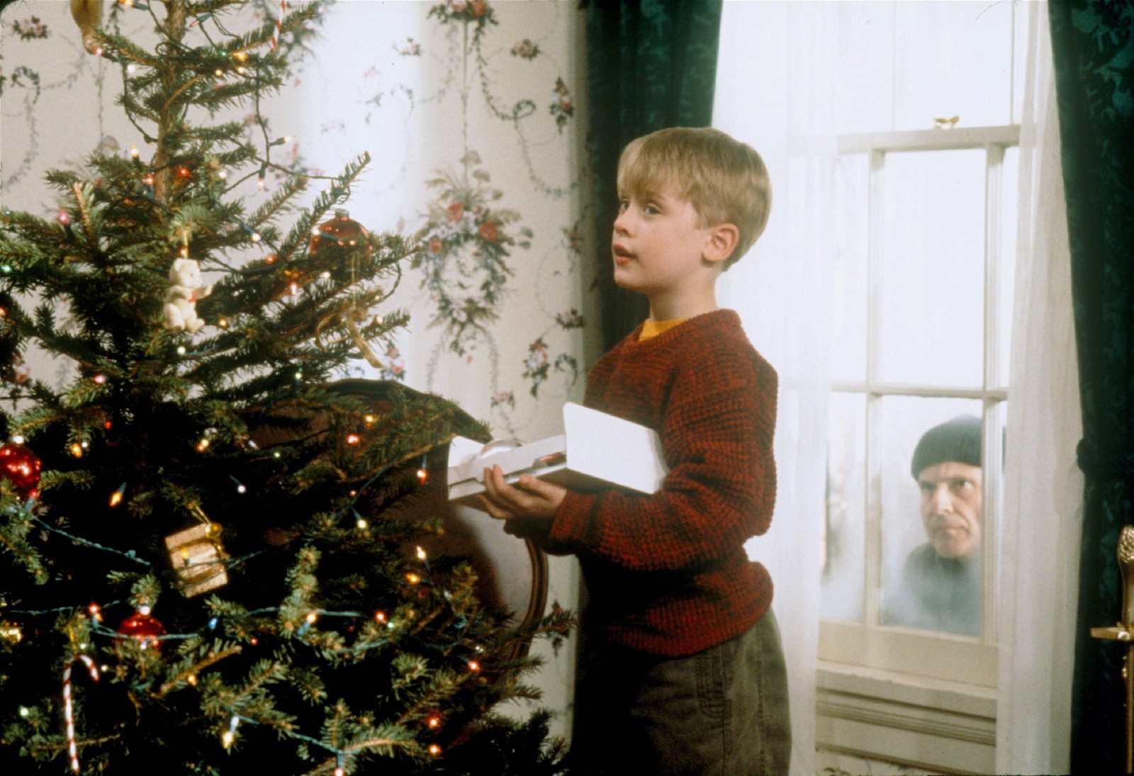 A still from one of the best Christmas movie of all time, Home Alone