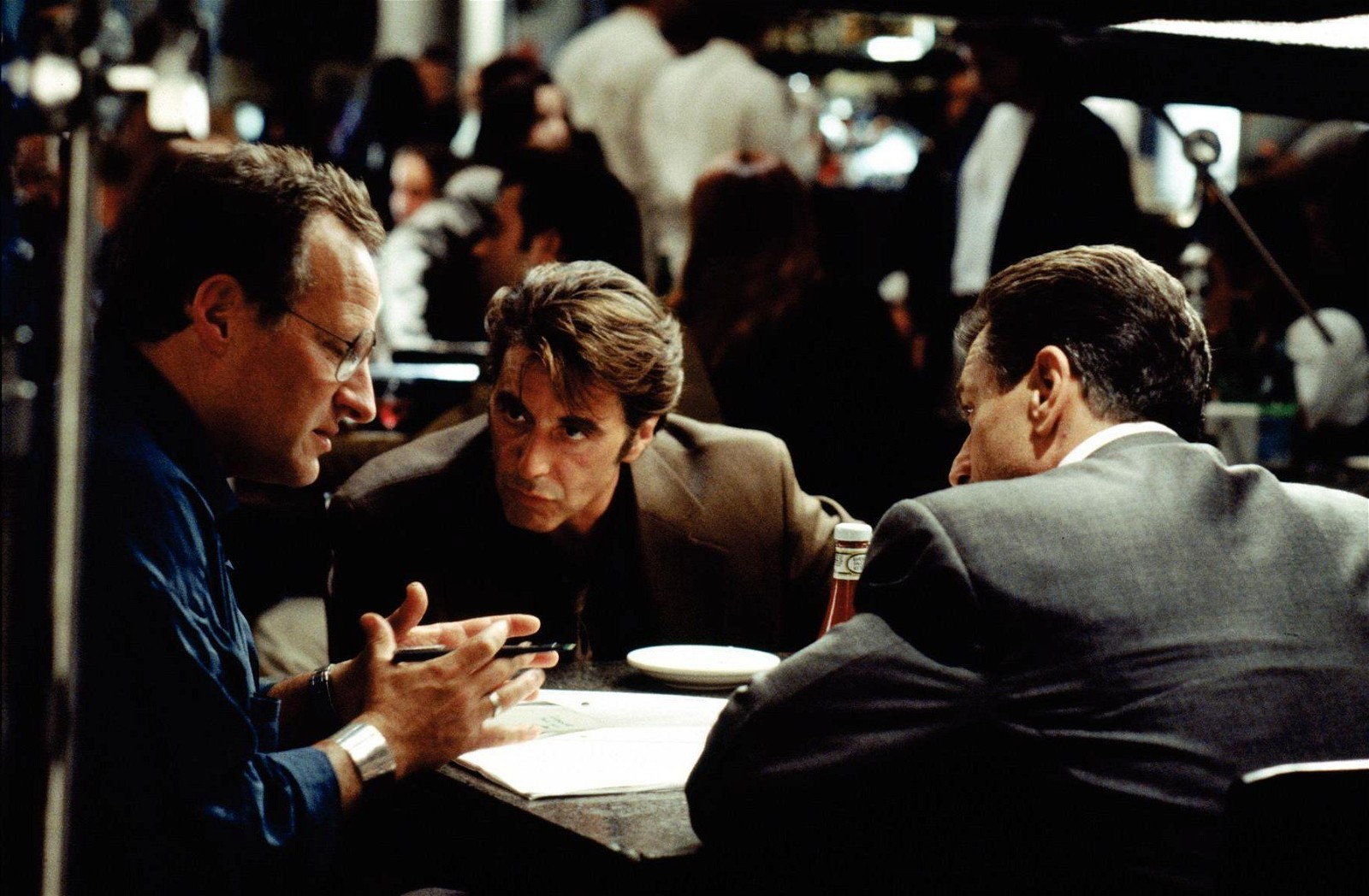 Michael Mann with Robert De Niro and Al Pacino on the sets of Heat