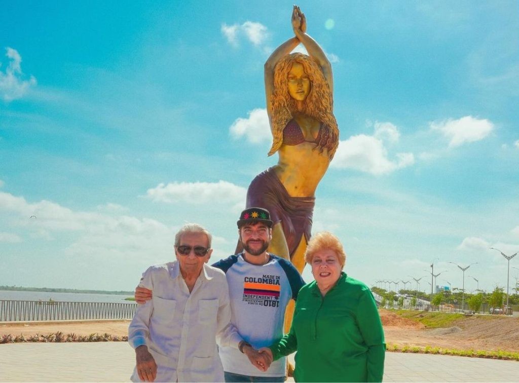 Shakira's parents and her hometown mayor posed before her statue.