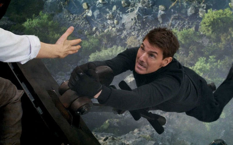 Tom Cruise hanging on for dear life in this scene 