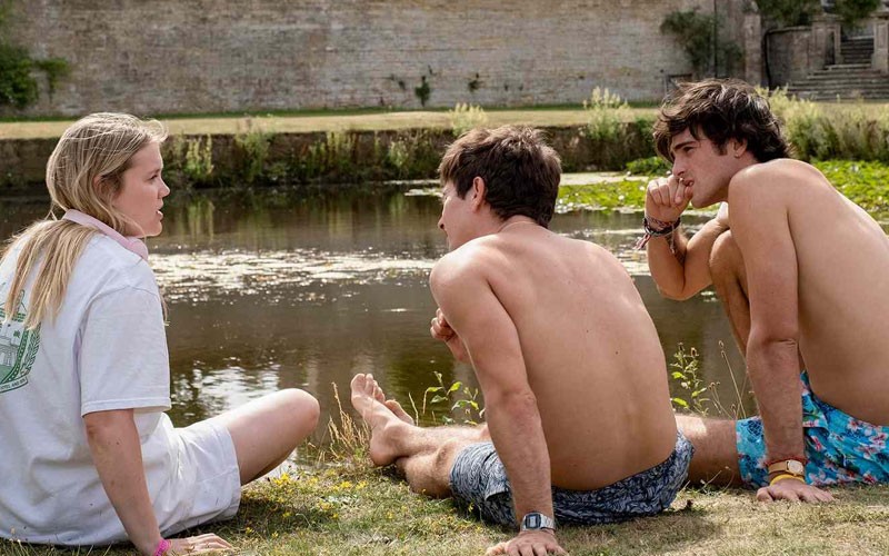 Barry Keoghan and Jacob Elordi in this scene from Saltburn 