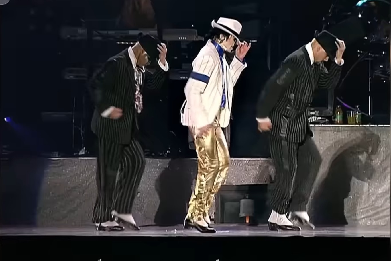 Michael Jackson performing Smooth Criminal in Munich, 1997