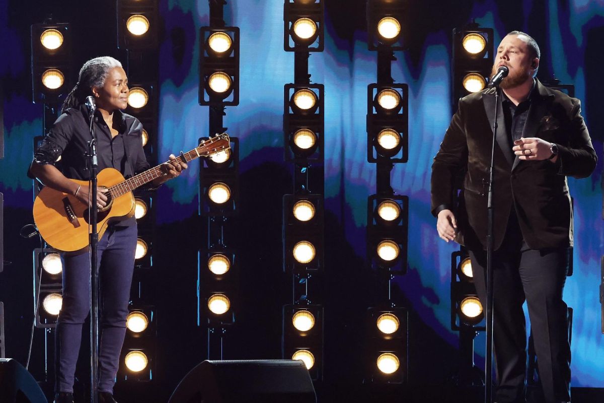 "America needed this moment" You Can Not Miss Tracy Chapman's Fast Car