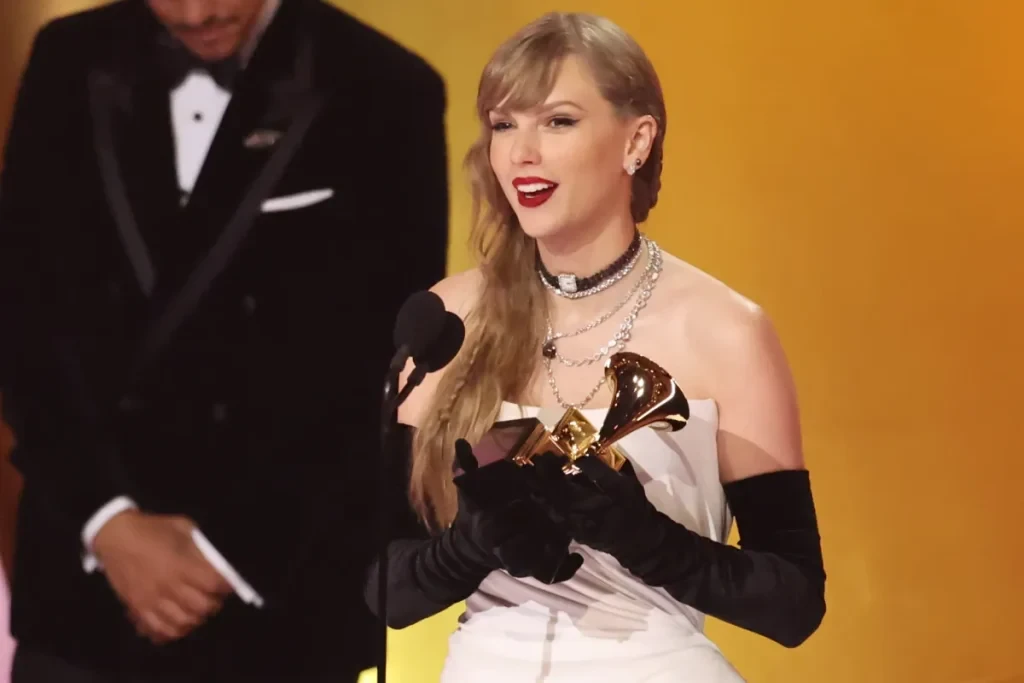 Taylor Swift Wins her 4th Album of the Year 