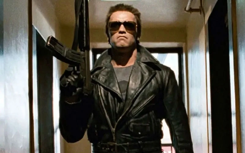 Arnold Schwarzenegger holding a gun in this scene 