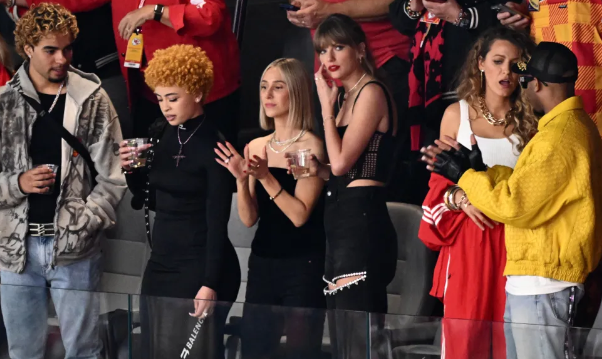 «Зачем кому-то носить Balenciaga»: предполагаемый сатанинский жест руки Ice Spice во время Суперкубка — не единственное, чем расстроены фанаты
