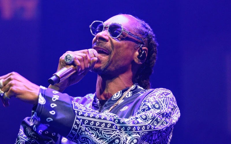 Snoop Dogg singing 