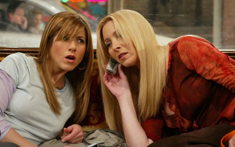 Jennifer Aniston and Lisa Kudrow in action 