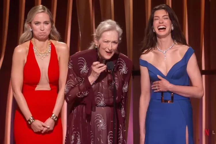 Anne Hathaway, Emily Blunt, and Meryl Streep, reunited on stage | Photo: Netflix/X