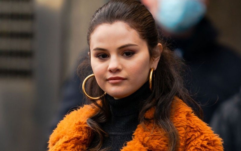 Selena Gomez radiates confidence in this scene from Only Murders In The Building 