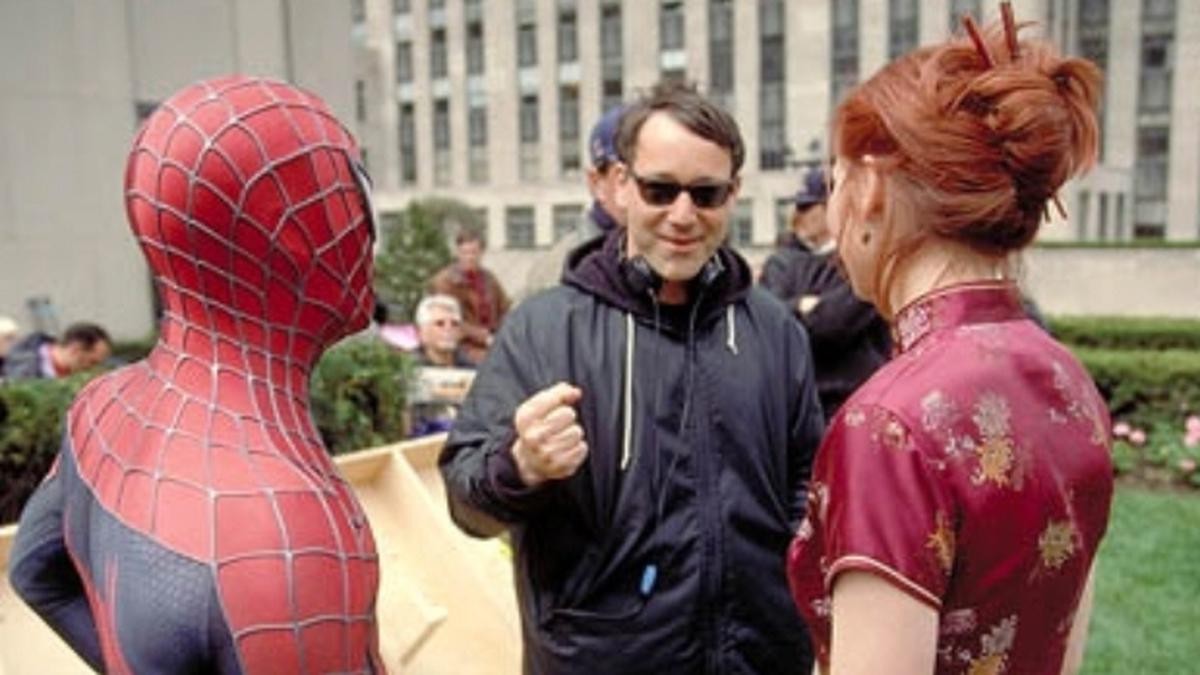 Sam Raimi with Tobey Maguire and Kirsten Dunst on the sets of Spider-Man | Columbia Pictures
