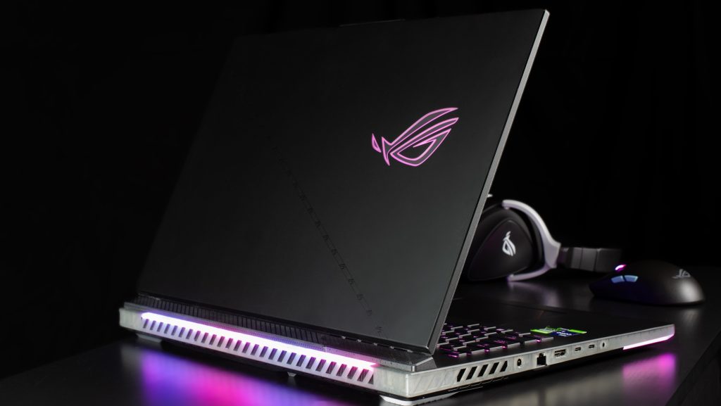 Asus ROG Strix Scar 18 (2024), powerful plastic shell.