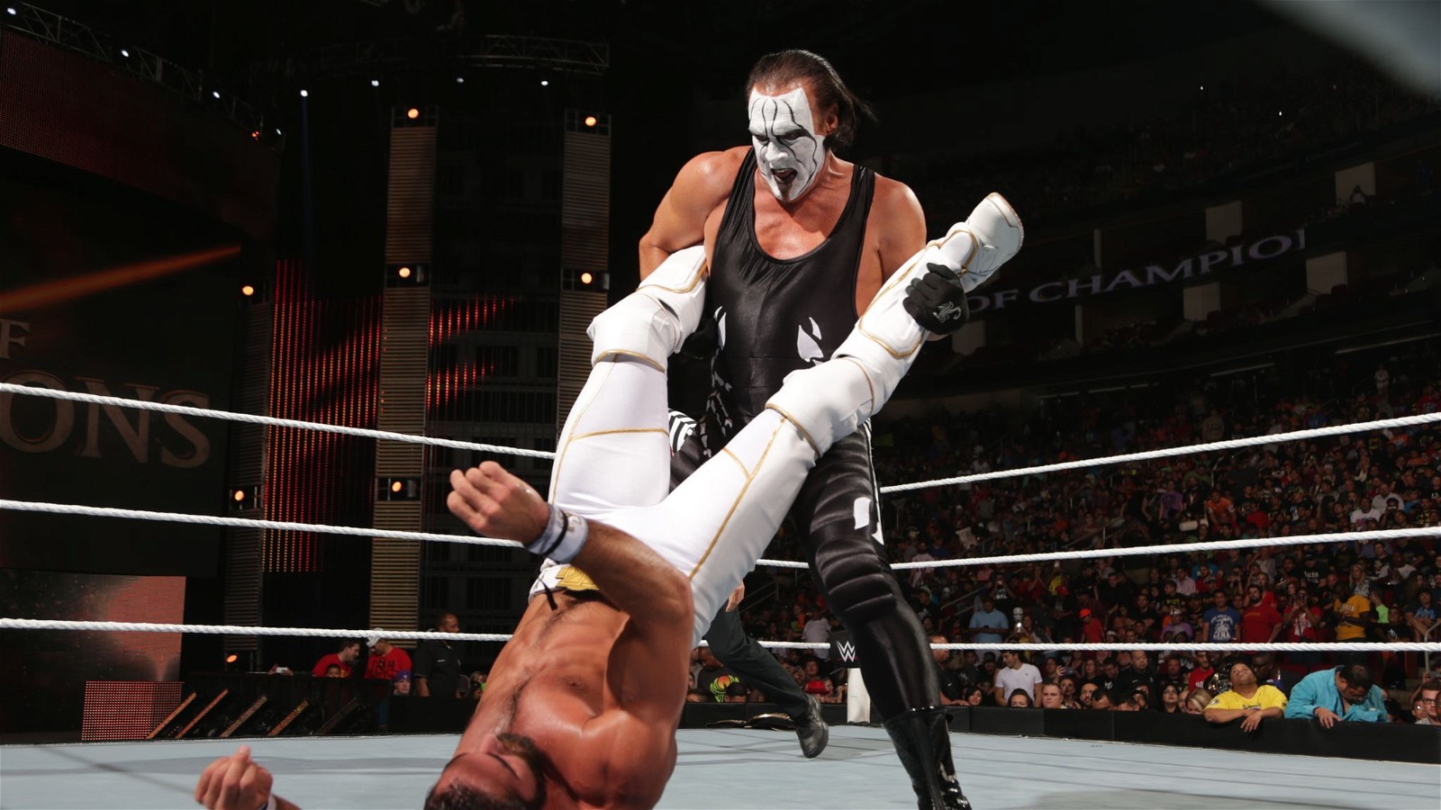 Sting taking down Seth Rollins (credits: WWE)