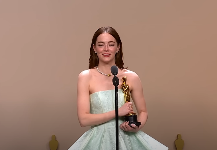 Emma Stone during the backstage Oscars interview (image via Variety | YouTube)