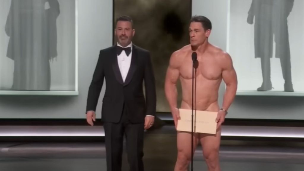 Cena with Kimmel while present the Best Constume Designing award (Image via ABC News | YouTube)