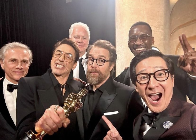 Ke Huy Quan shares a selfie with Robert Downey Jr. and former winners