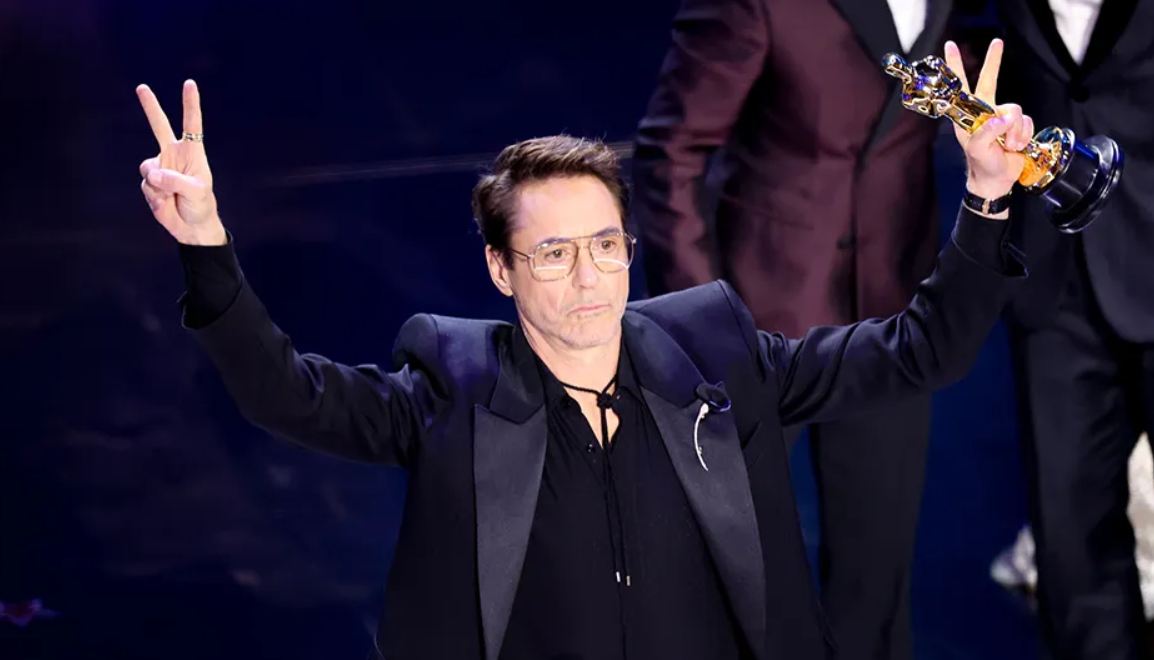 RDJ with his Best Supporting Actor Award