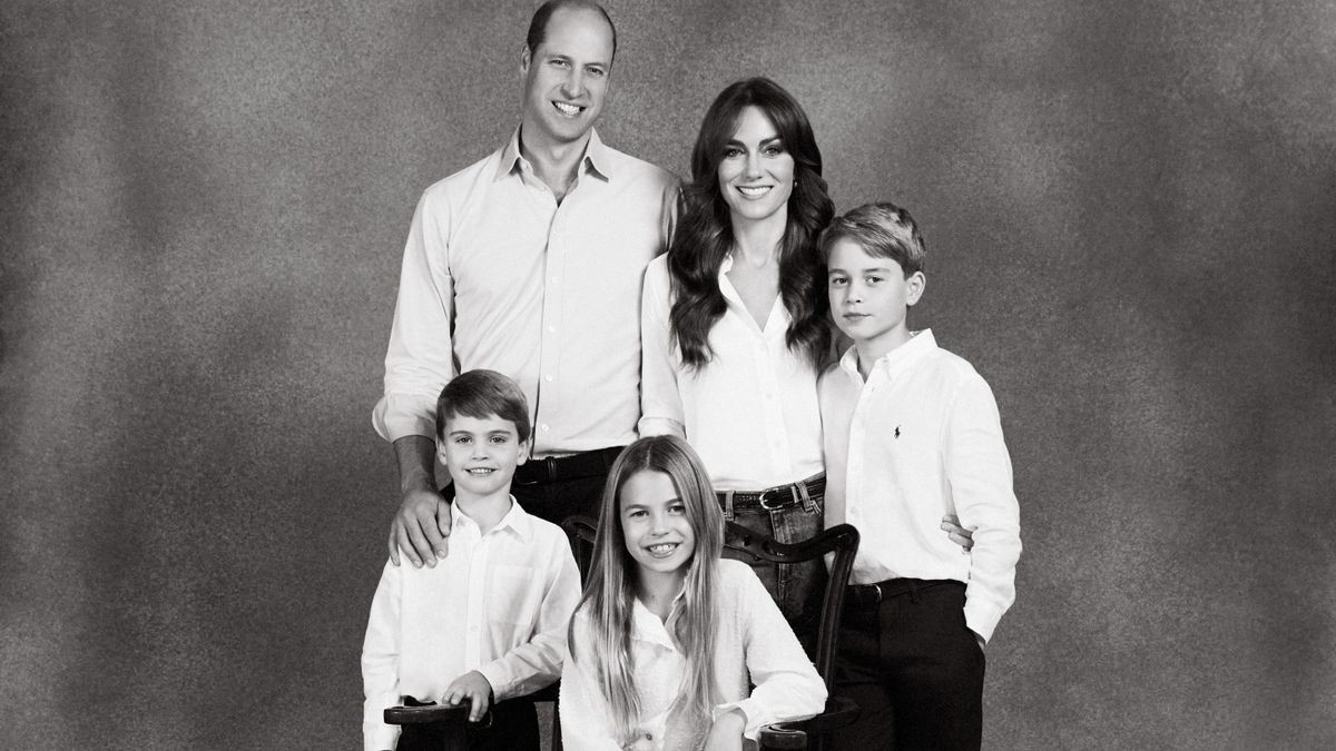 The Prince and Princess of Wales with their children (@KensingtonRoyal on X)