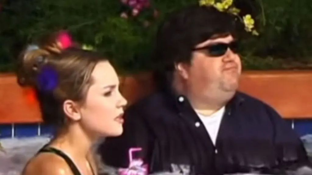 Amanda Bynes and Dan Schneider in a hot tub in a still from The Aamnda Show