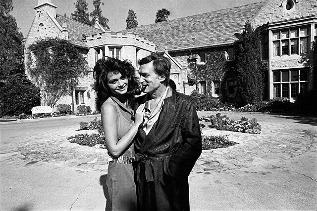 Hugh Hefner and Carrie Leigh in front of the Playboy Mansion in 1984 | Credits: Wikimedia Commons 
