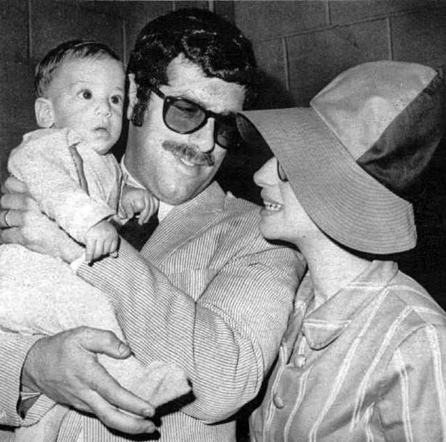 Elliot Gould with his wife Barbra Streisand and his son, Jason Gould. Credits: Wikimedia Commons
