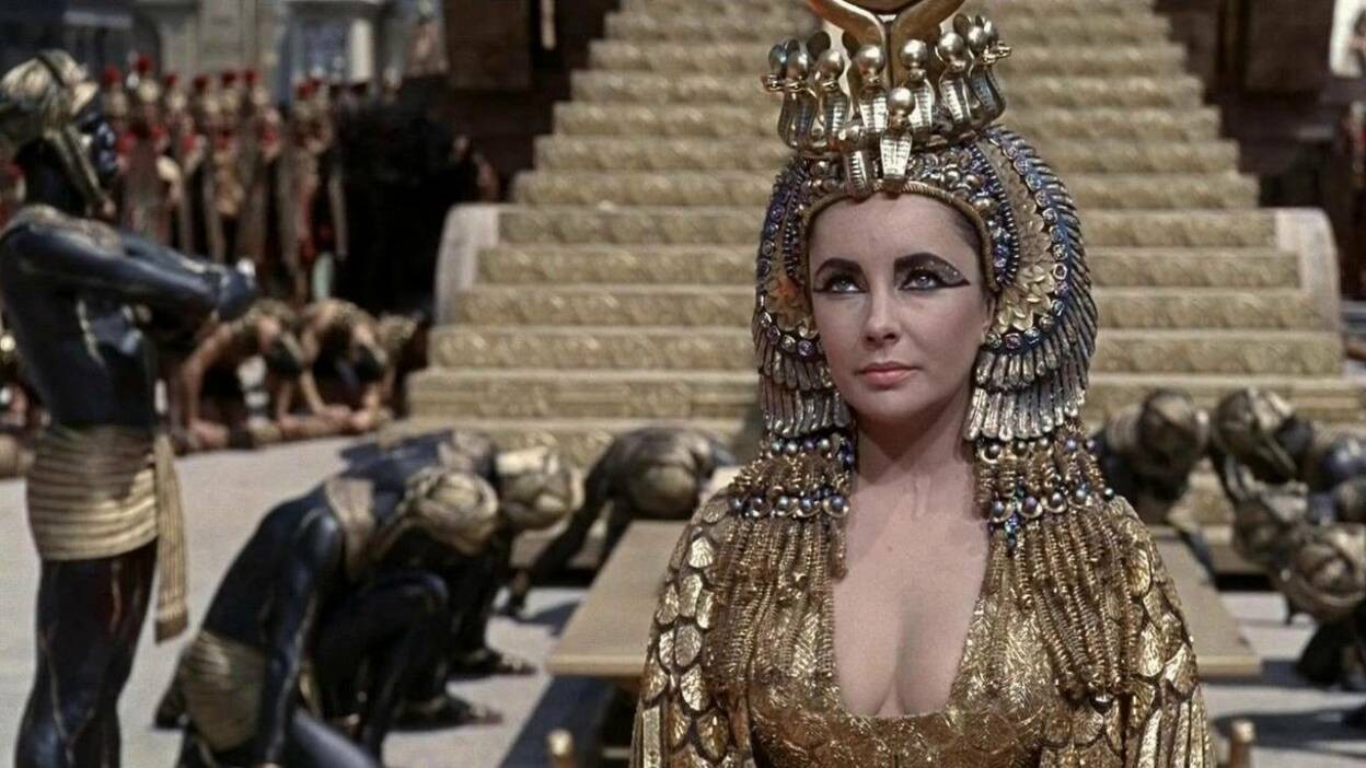 Elizabeth Taylor in Cleopatra (1963) | Credit: 20th century fox