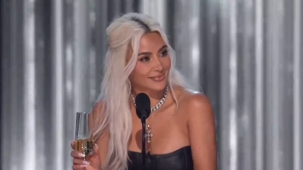 金·卡戴珊 (Kim Kardashian) 在“史上最伟大的吐槽大会：汤姆·布雷迪” (Tom Brady) 活动中遭到观众嘘声