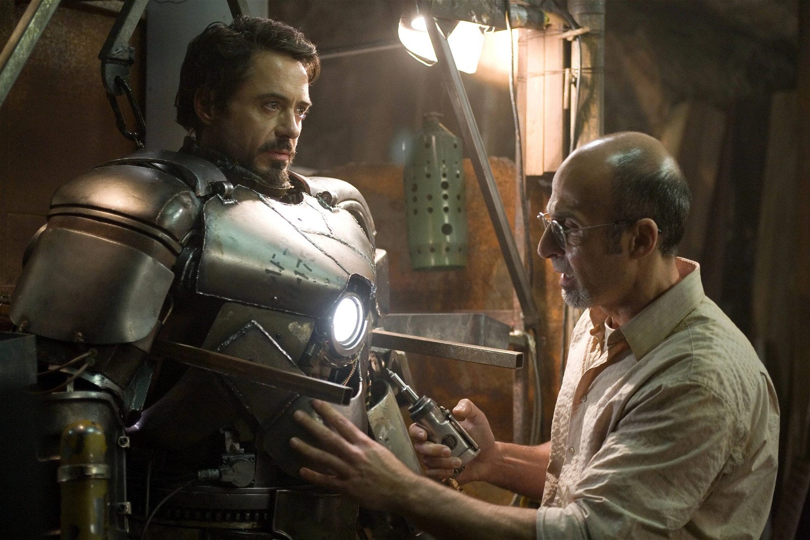 Yinsen helped Tony Stark in buildinh hi protype suot in Iron Man