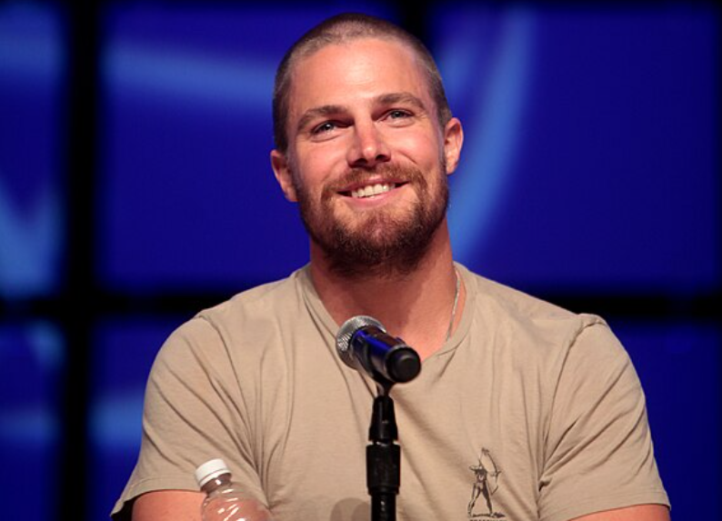Stephen Amell speaking at the 2014 Phoenix Comicon at the Phoenix Convention Center 