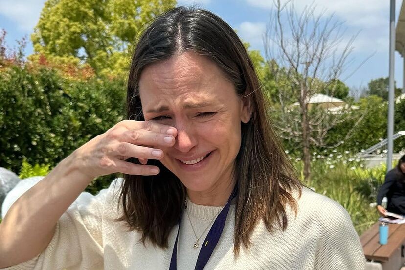 Jennifer Garner having an emotional moment during her daughter's graduation ceremony