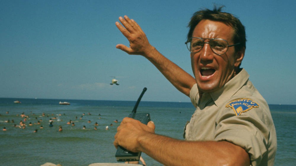 Roy Scheider tries to evacuate the beach amidst a shark attack