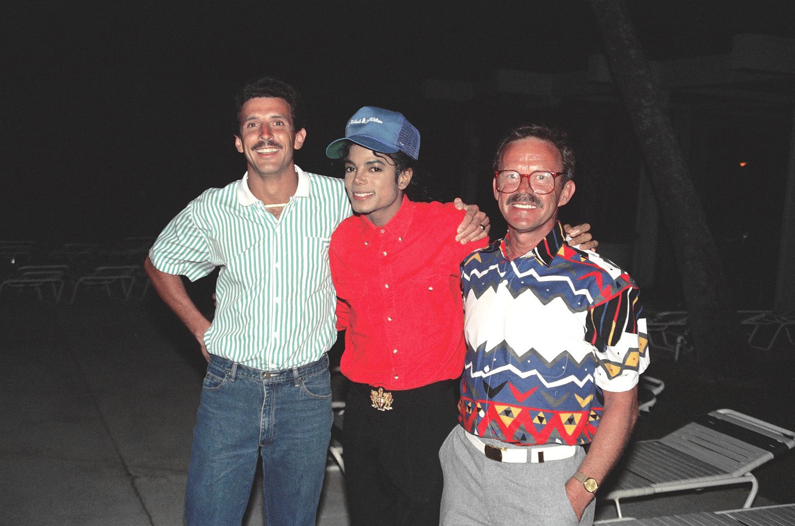 Michael Jackson posing with his fans
