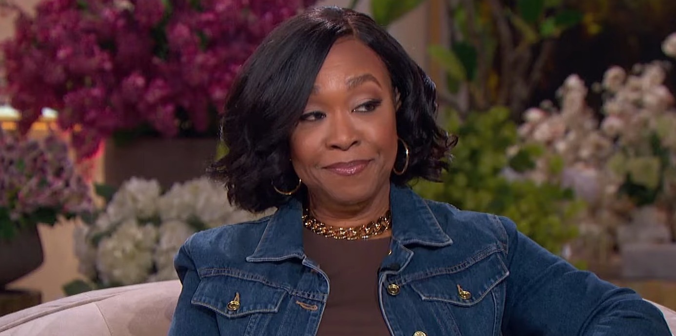 “I was sobbing”: ‘Bridgerton’ Fans Will Be Seething After Hearing How Shonda Rhimes Was Treated During a Photoshoot Until One Legendary Actress Saved the Day