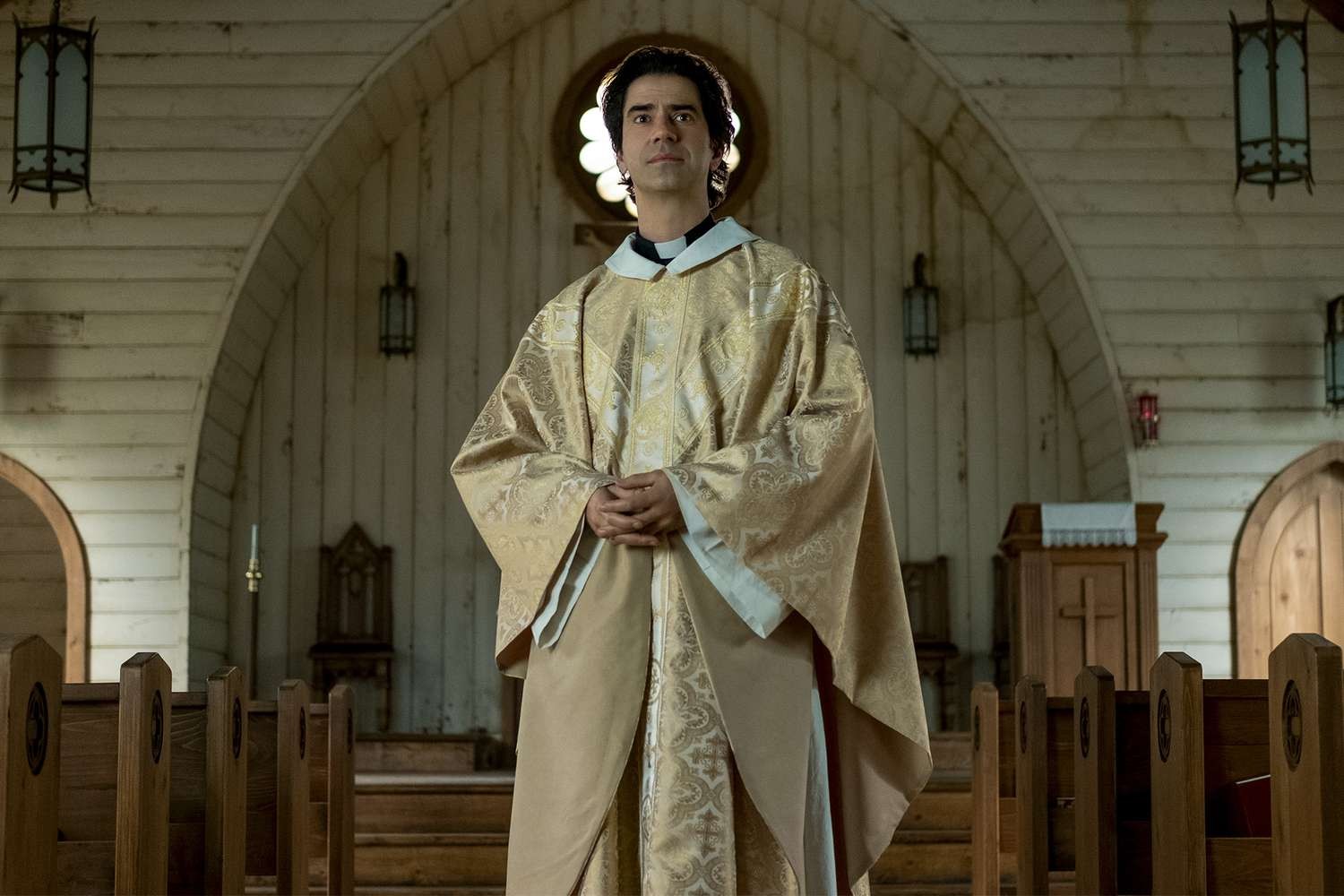 Hamish Linklater's terrifying perfromce in Midnigth Mass was loved by audinces | Netflix