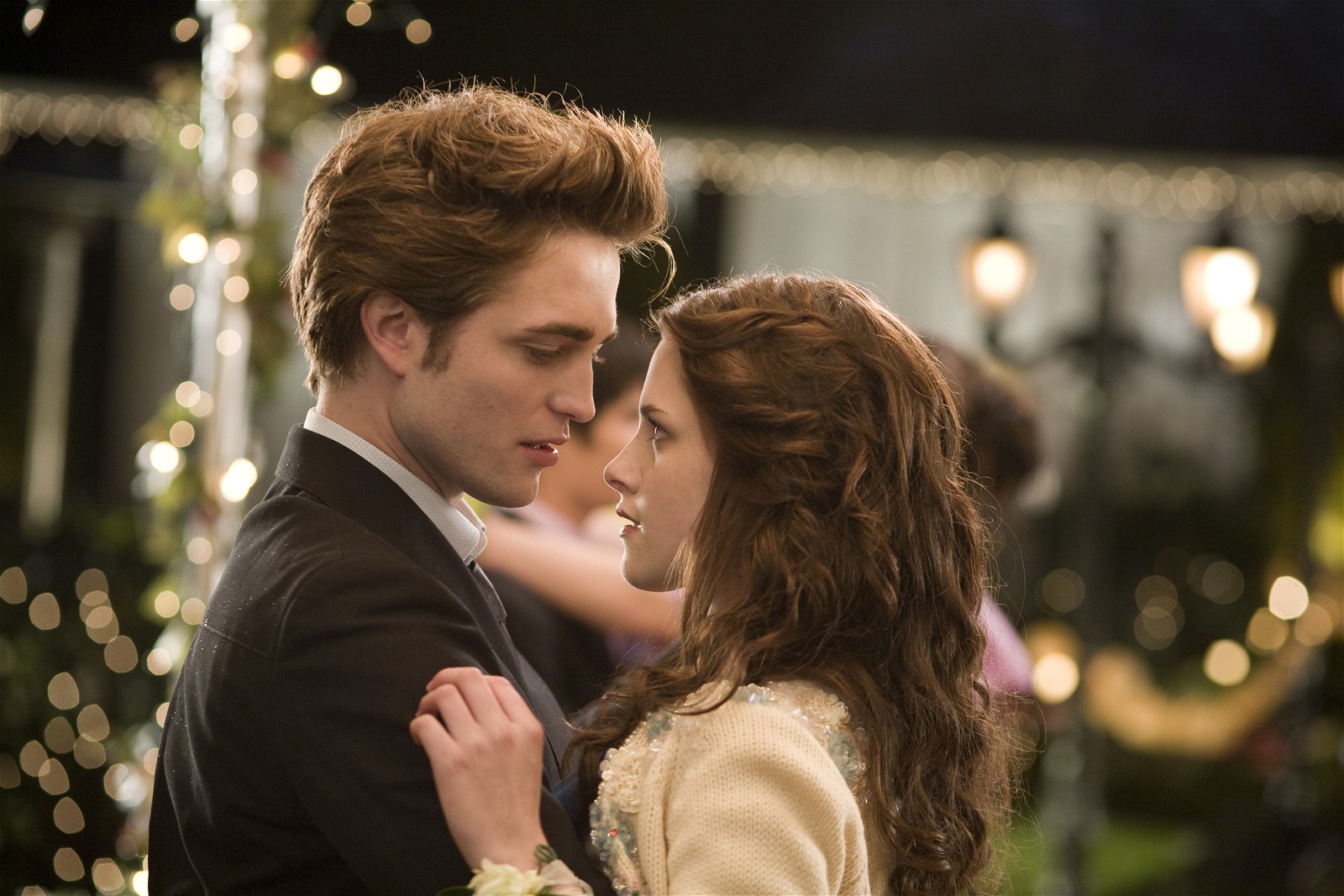 Robert Pattinson and Kristen Stewart in Twilight | Summit Entertainment