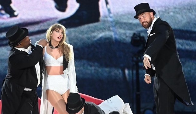 Taylor Swift with boyfriend Travis Kelce