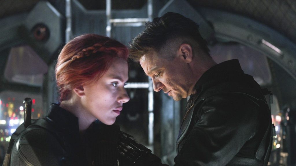 Scarlett Johansson dan Jeremy Renner di Akhir permainan