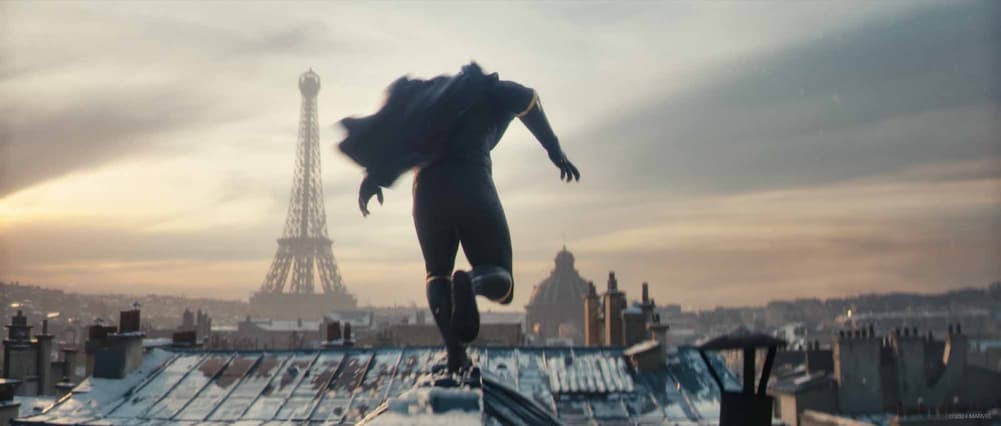 Black Panther berjalan di atas atap rumah di Paris.