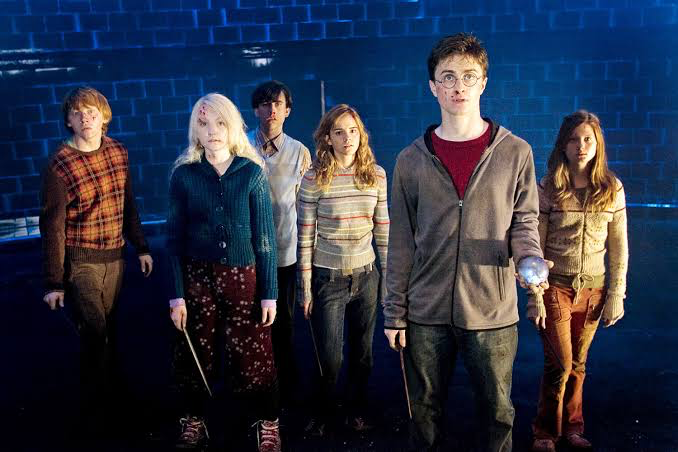 Daniel Radcliffe, Evanna Lynch, Emma Watson, along with the Harry Potter cast | Warner Bros. 