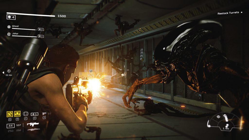 The image shows an player fighting a xenomorphs in Aliens: Fireteam Elite 