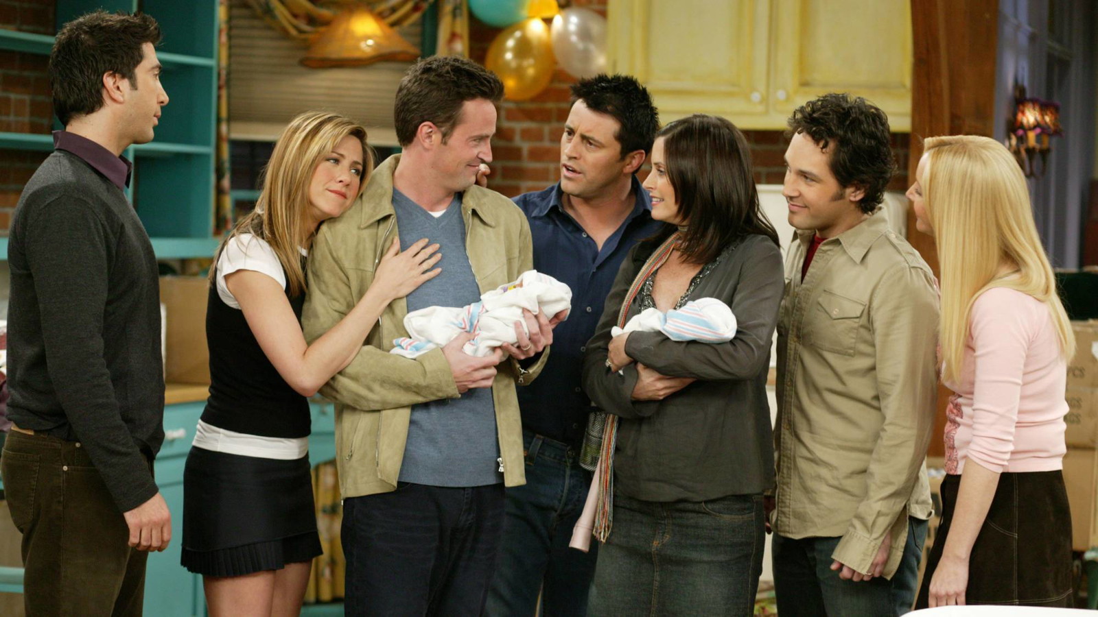 Paul Rudd along with the rest of the cast in Friends | NBC